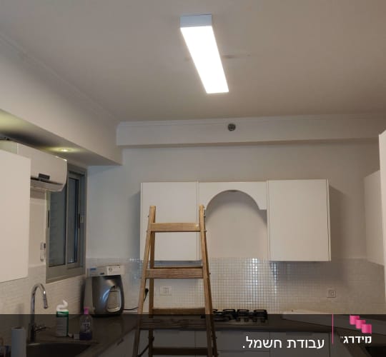סולם עץ מתחת לגוף תאורה בתקרה